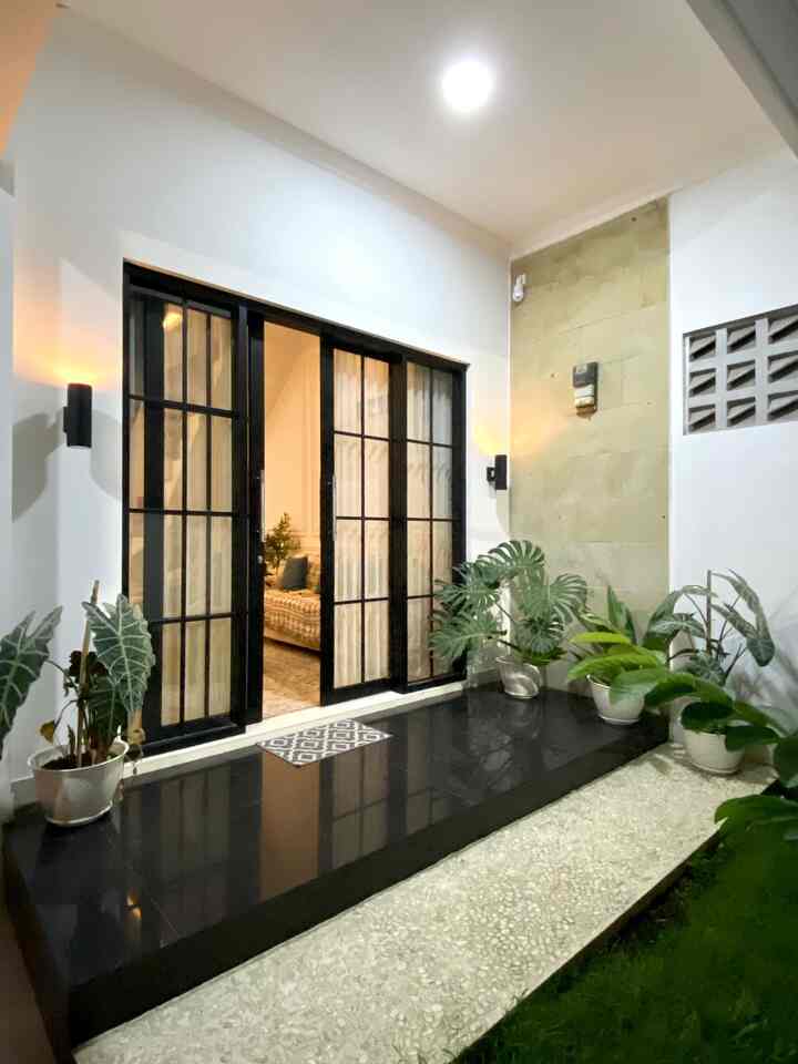 Ciri khas bumi kahiji yaitu memiliki pintu jendela super besar dengan ukuran 230x240cm yang terbuat dari aluminium. Salah satu alasan memilih pintu full kaca seperti ini karena ingin cahaya matahari yang masuk ke dalam rumah maksimal. 

#fasadrumah #terasrumah #bandung #homedecor #designrumah #rumahminimalist #rumahpedesaan #minimalist