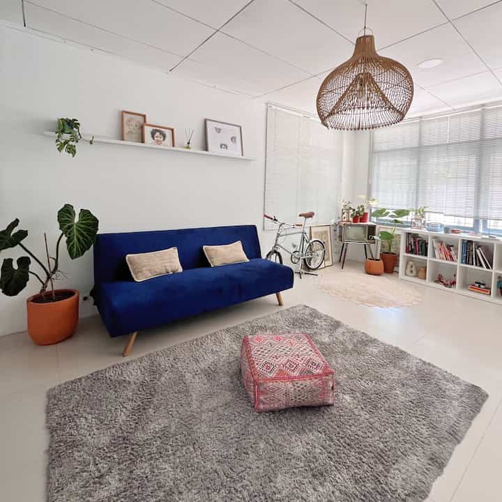 Penantian selama 10 tahun untuk punya rumah akhirnya berakhir disini. Aku berjodoh dengan rumah tua yang umurnya 30 tahun. Jadi ga banyak yang aku renov. Hanya bobok” beberapa ruangan aja, agar terasa lebih luas.
Di rumah ini konsepnya open space. Jadi kita emang menghindari banyaknya sekat.
Walaupun udah 30 tahun, tapi rumah ini masih kokoh lho. Cuma butuh di maintanance dikit” aja. Cat dan pondasinya masih kuat.

#MyHomeStory #MyHomeJourney #CeritaRumahku #homedecor #homejourney #myhome