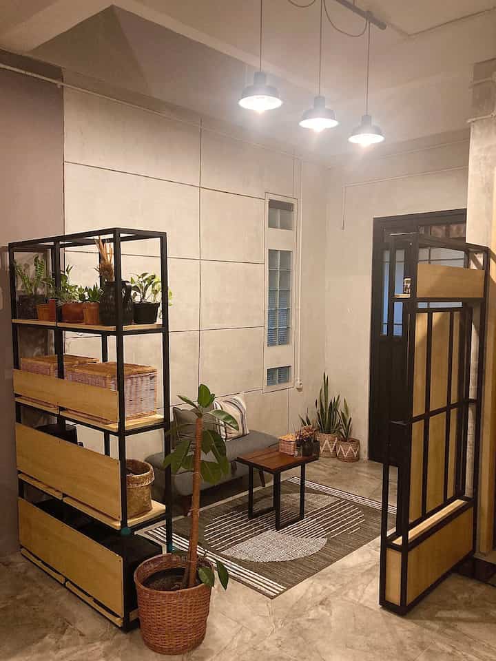 Ruang tamu roemah pakal versi malam, dengan sedikit permainan lampu biar keliatan romantis 😍. 

#industrial #rumahindustrial #ruangtamu #inspirasiruangtamu #ruangtamuminimalis #ruangtamusederhana #surabaya #industrialdesign