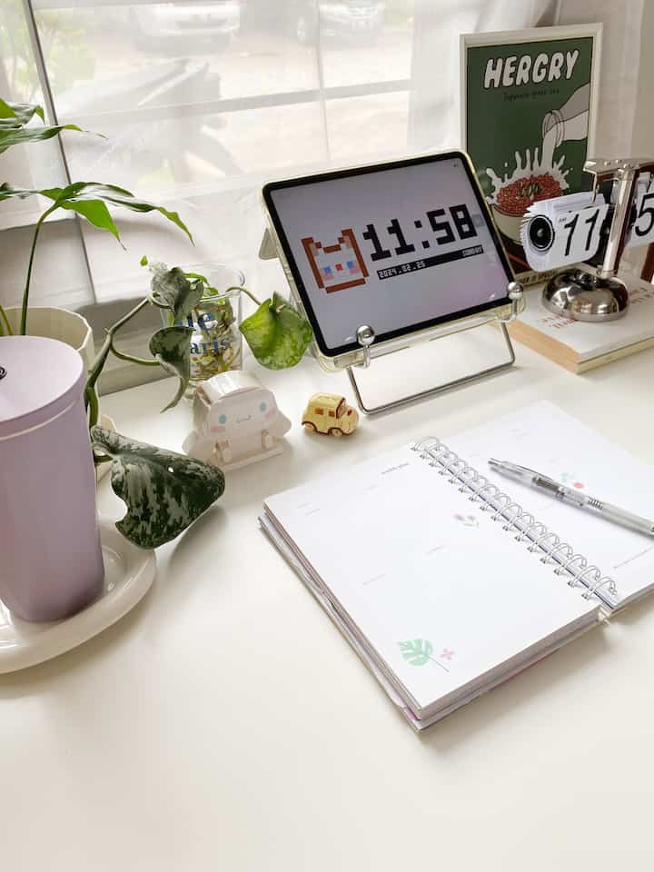 I often change the decoration on my work desk so that I don't get bored and create a happy mood...

Currently, I really like decorating tables using live plants like this... it looks greener and comfortable to look at🌱🌿

#workdesk #officeroom #mejabelajar #ruangkerja #homeoffice #Dekorasiruangbelajar #dekorasimejakerja