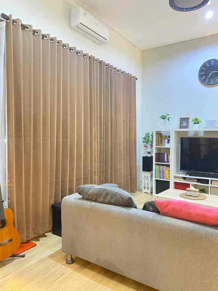 Jendela lebar ini adalah satu spot yang membuat ruang tamu atau ruang keluarga ini terlihat luas
dengan design jendela kaca yang lebar memberikan kesan luas dan terang alami pada ruangan ini

#livingroom #jendelarumah #jendelafullkaca #ruangkeluarga #homedecorinspiration #dekorasiruangtamu  #rumahterangalami