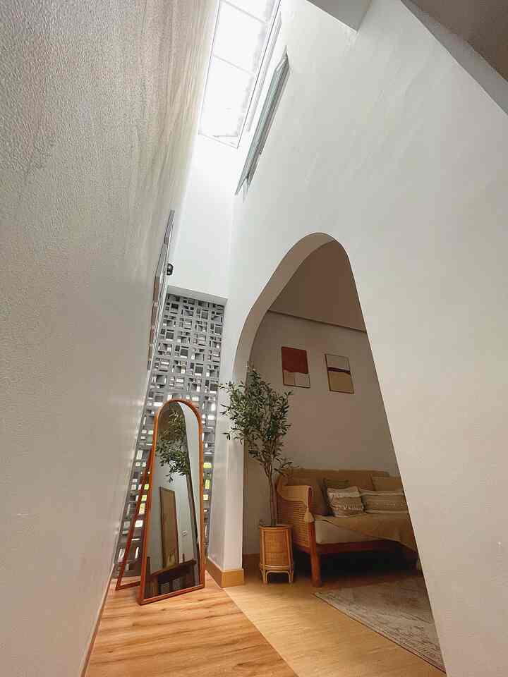 Percayalah, geser-geser furniture jadikan ruangan jd lebih tampak lebih fresh :)
Contohnya sudut ruang ini, menempatkan arch mirror ternyata bisa dipakai buat foto2 ootd sblm brgkt.

#livingroom #livingroomdecor #rumahminimalis #scandihome #splitlevelhouse #rumahcluster #homedecor 