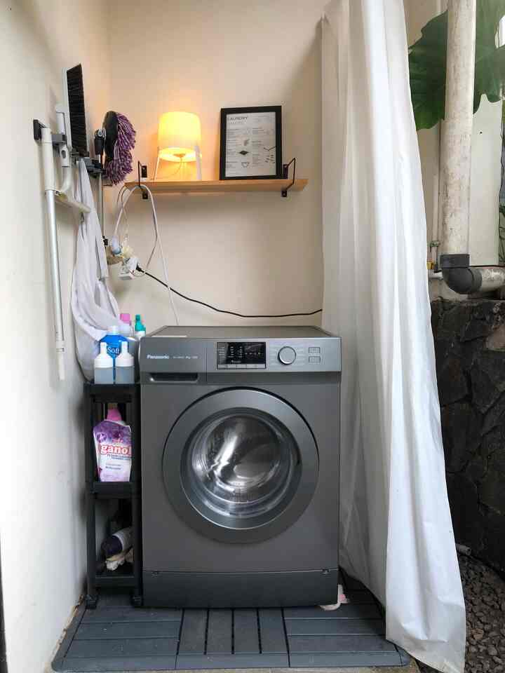 Laundry area yang sempat terlupakan beberapa waktu kemarin. 
Jujur punya laundry area di luar itu 
+ nya : deket buat ke tempat jemur, pembuangan langsung keluar 
Tapiiii -nya 
Kalo ujan angin harus siap2 iket si curtainnya biar ga terbang2, belum lagi lantainya yg gampang bgt kotor dan decking nya lbh cepet butek🥲 

Gemes bgt jd pgn memodifikasi rumah supaya punya laundry area tertutup🫣

#laundryarea
#areacuci
#areaoutdoor
#terasrumah
#rumahminimalis
#rumahmungil
#mesincuci