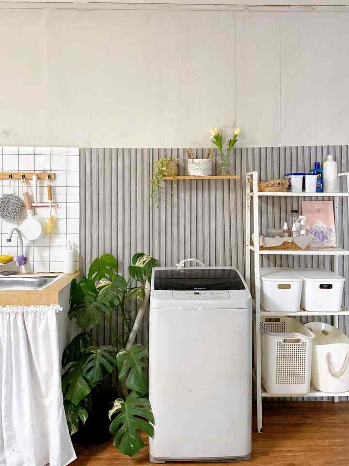 Spot dekat westafel cuci piring, aku isi dengan Laundry Space. Sebelumnya dinding di bagian situ kurang bagus, karena ada bekas bocor. Jadinya aku tutup dengan stiker wall panel dan memakai ambalan sebagai pemanis. Makeover kali ini benar-benar lowbudget banget, cuma 60rb an hehe. Tapi look dari Laundry Space ini jadi beda hehe. Mungkin next akan di makeover lagi, atau ditambah beberapa printilan. 

Semoga bermanfaat yaaa 🤍

#LaundryRoom
#LaundryRoomLowBudget
#MakeoverLaundryRoom
#Minimalist
#Tangerang
