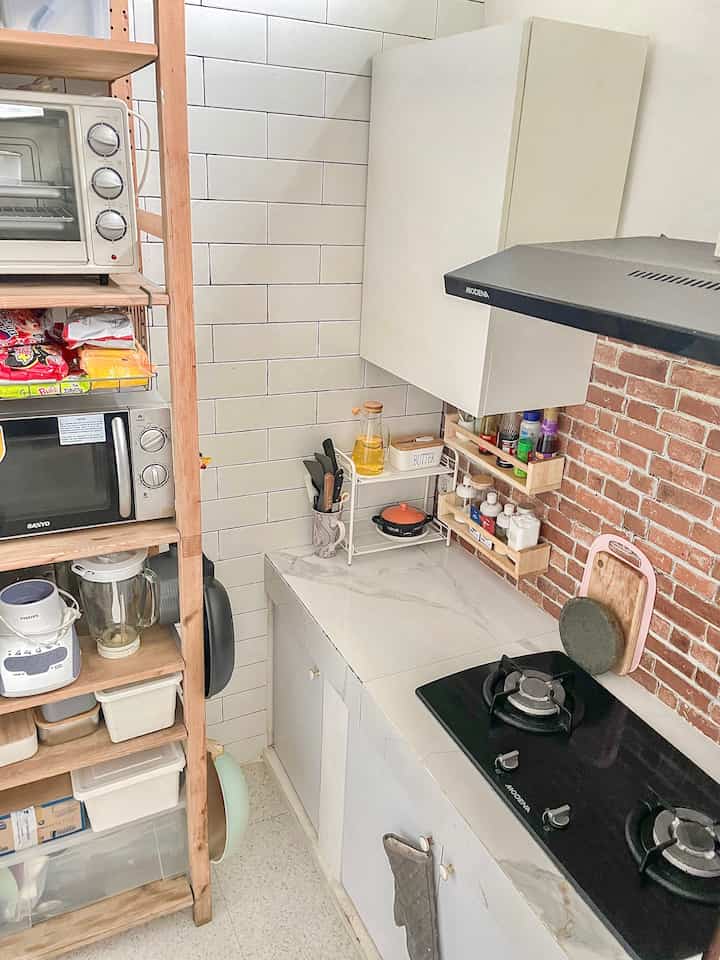 Cerita Dapur (part 2)

Saya pernah memiliki kabinet bawah knoxhult dengan top table partickel board bercorak kayu yang memang sudah 1 set dengan kabinetnya. Namun selama 1 tahun pemakaian mulai muncul banyak jamur dibagian bawah top table. Sungguh daput yang berjamur tidaklah sehat terutama untuk anak-anak, akhirnya saya membuang semua kabinet bawah knoxhult dan menggantinya dengan semen keramik konvensional model lama. Sejauh ini nyaman dan bebas jamur. Area bawah tidak saya buat kabinet karena pasti akan lembab jadi hanya saya buat 2 daun pintu saja untuk menutup agar terlihat rapi dan didalamnya bisa dijadikan storage tambahan.

#kitchenminimalist
#rumahcluster
#dapurimpian
#kitchencabinet
#livewithkids 