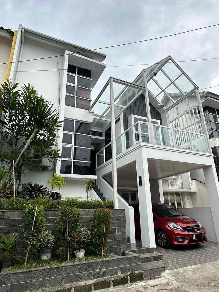 • My Home Story •

Hello, O!House friends, rumah ini dibeli oleh suamiku tahun 2017. Waktu itu kami belum menikah tapi aku ikut memilih rumah ini melalui foto karena aku masih menyelesaikan studi di Jepang. Yang paling menarik dari rumah ini menurut kami adalah posisi entrance-nya yang terletak di lantai 2 akibat kondisi lahan yang berkontur. Style rumah modern dengan jendela besar-besar juga langsung memikat hati kami. Selain itu, akses jalan yang lebar, lokasi strategis dan sekuriti 24 jam menjadi pertimbangan utama kami.

Rumah ini sudah direnovasi dua kali dan saat ini sudah mendekati kondisi ideal seperti yang kami butuhkan dan inginkan. Ruangan-ruangan yang ada di rumah yaitu 1 garasi, 1 carport, LDK (living-dining-kitchen), 3 kamar tidur, 2 kamar mandi, ruang laundry, musholla, ruang kerja, taman depan dan balkon. 

Slide 1: Fasad saat ini
Slide 2: Kitchen-Dining
Slide 3: Living-Dining room
Slide 4: View ke balkon
Slide 5: Fasad awal (before renovation)

#MyHomeStory
#MyHomeJourney
#CeritaRumahku
#RumahCompact
#ModernHouse