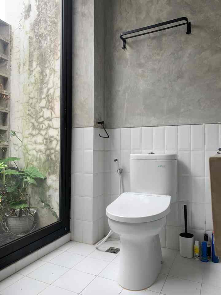 Tempat nongkrong sendiri kami.
Fix banget kalo disini tuh gamau diganggu, pengennya menyendiri.
Duduk sembari scroll hp udah paling the best.
#homedecor
#industrialhome
#bathroomideas
#bathroomlayout
#rumahminimalis