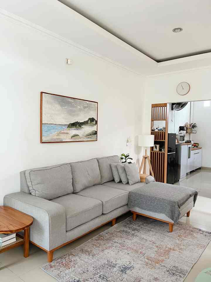 Jadi dulu kenapa langsung sreg sama rumah ini, selain karena posisinya yang di hook juga rumah ini banyak jendela sehingga pencahayaannya cukup baik. Secara layout tidak ada yang berubah karena kami tidak melakukan renovasi. Hanya di interior dan pemilihan furniture yang membuat ambience rumah ini berbeda dengan rumah sebelumnya. Sengaja kami memilih tema white and wood agar terlihat lebih lega dan minimalis. Oleh karena itu pemilihan furniture cenderung ke warna putih/netral dan kayu agar lebih senada dan terkesan minimalis 🤎

Slide ke 5,6,7,8 untuk melihat foto before 

#MyHomeStory
#MyHomeJourney
#CeritaRumahku
#rumakaf
#Tangerang
#beforeafter
#rumahsecond
#rumahminimalis
#japandi
