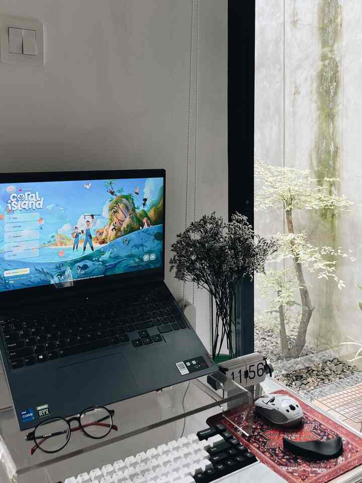 Update area home office/gaming di dalam kamar tidur. Biar tampilan kamar tidur tetap minimalis kursi dan meja transparan saya pilih. Untuk meninggikan posisi laptop, saya tambahkan ambalan/dudukan akrilik. Dekorasi juga dipilih yang minimalis, seperti flip-clock kecil serta pot berbahan akrilik dengan aksen warna hijau. #homeoffice #gamingarea #desksetup #minimalist #rumahcluster #rumahdeveloper #livealone #rumahmungil