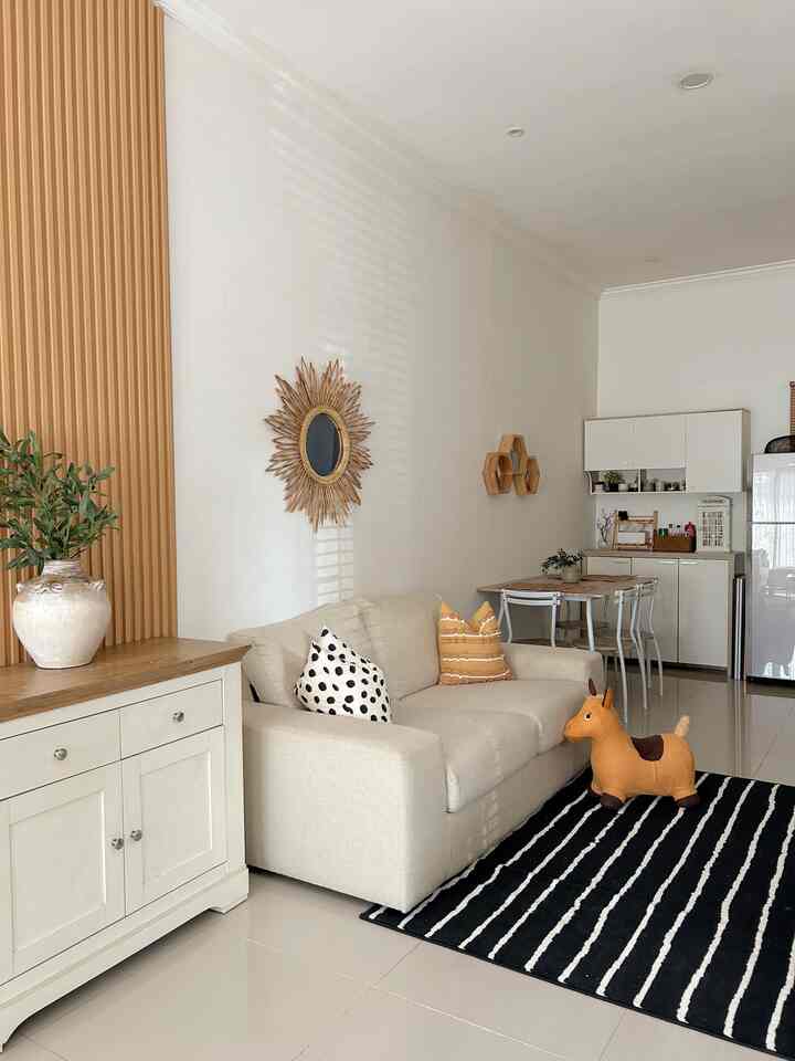 Mungkin ada beberapa yang bilang "jantung rumah"nya adalah dapur, atau kamar tidur. Tapi bagi kami, "jantung rumah" kami adalah livingroom ini. 

Kenapa livingroom? karena konsep rumah kami yg open space, livingroom dan dinning area menjadi satu, jadi kebanyakan aktivitas kami bertumpu disini. 

#japandi #scandinavian #minimalist #rumahdeveloper #depok #decorlowbudget #rumahmungil #livingwithkids 