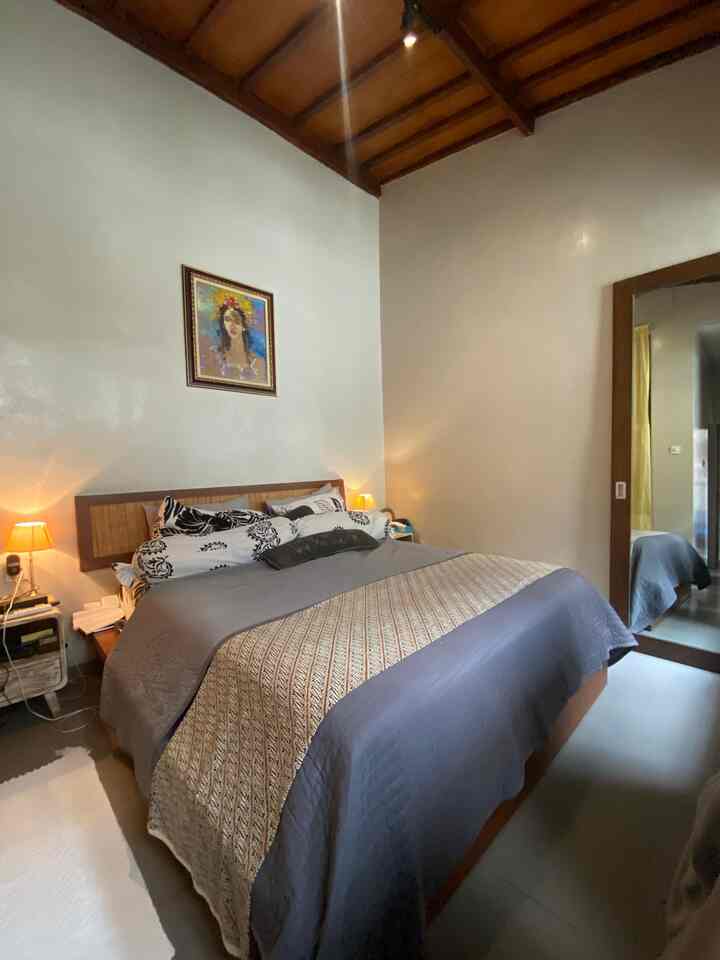 Monokromatik dengan sentuhan warna tanah, tempat tidur berukuran queen cocok untuk bersantai setelah seharian sibuk bekerja
#myfavoritespot #cozybedroom #monochromatic #bedrunner