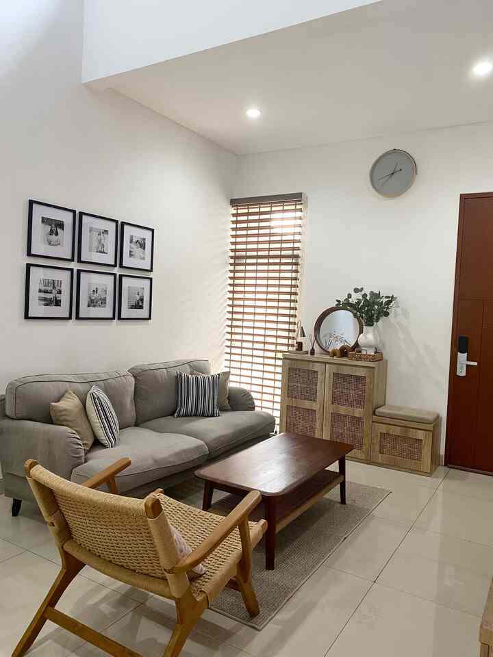 Hi! Homeatforty ini adalah rumah developer yang sebetulnya belum ada renovasi besar selain dari sisi interiornya saja. Layout rumah belum ada yang diubah, apalagi fasad (karena memang belum boleh ubah). Sebetulnya banyak sekali rencana renovasi yang saya rencanakan, tapi kembali lagi harus cermat mengatur budget, meskipun impian sudah sampe ke langit ke-tujuh 😂

Untuk interior design juga belum memakai jasa interior designer, saya hanya mengambil inspirasi dari berbagai media sosial yang ada (sekarang udah ada aplikasi O!house tambah lagi banyak referensi yang caem). Perjalanan mendekor atau merenovasi rumah memang bukan sprint tapi seperti marathon, nafasnya harus panjang 😄 (dalam hal ini budget atau kemampuan).

Kenapa tidak renovasi besar di awal? Karena saya sudah cukup puas dengan layout yang ada, meskipun banyak yang bisa di-improve. Alasan lain memilih rumah yang sekarang salah satunya karena rumah di komplek ini didesain oleh seorang arsitek ternama yang karyanya bagus-bagus 😍

Kenapa namanya homeatforty? Karena saya baru membeli rumah ini di usia 40 tahun 😁 dan baru mulai perjalanan baru baik di dunia per-dekor-an rumah, dan juga perjalanan baru secara personal.

#myhomestory
#myhomejourney
#ceritarumahku
#japandi
#minimalis
#kayu
#rumahtangsel