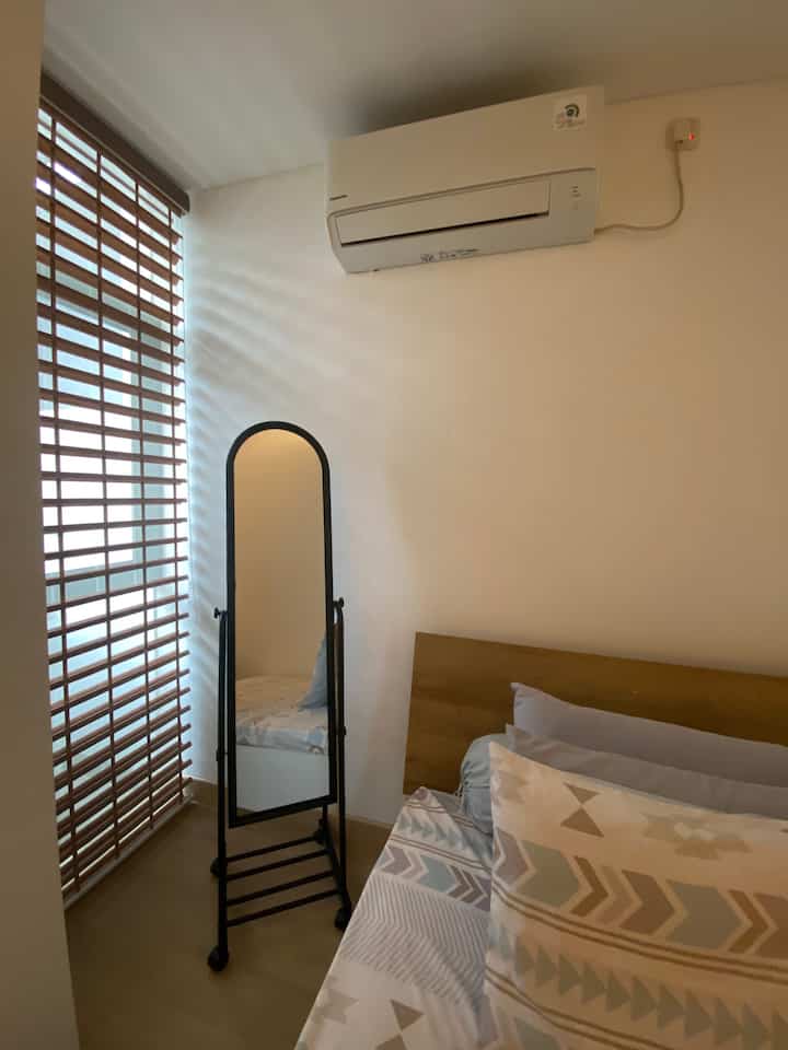 Jendela di kamar tidur menurut saya sangat penting. Kamar idaman saya adalah kamar yang terang dengan cahaya alami ketika pagi dan siang hari. Alhamdulillah homeatforty punya jendela yang cukup untuk memberikan pencahayaan yang baik bagi kamar tidur, apalagi di kamar utama 😄

Saya bereksperimen dengan memakai berbagai macam jenis blinds untuk tampilan yang tidak monoton. Saya tidak memakai curtain di homeatforty karena pertimbangan biaya yang relatif lebih mahal dan maintenance yang juga lebih tinggi.

#bedroomwindow
#bedroomideas
#window
#blinds
#sunlight