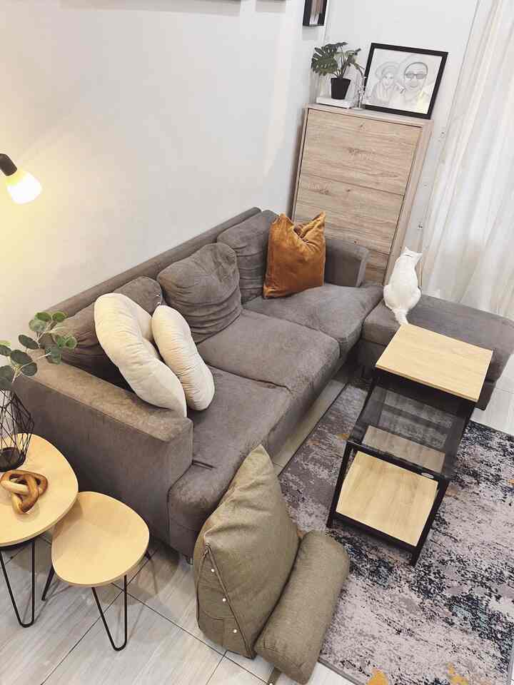 ✨Genkan
Halo, terinspirasi dengan area genkan di rumah japandi, kali ini aku mengubah tampilan area Living Room dengan menambahkan rak sepatu disebelah pintu masuk. 
Sebelumnya rak sepatu ini aku simpan di samping meja kerja, tapi karena alasan mobilitas akhirnya aku pindahkan ke dekat pintu masuk dengan harapan sepatu2 akan lebih tertata.
Selain itu letaknya juga dekat bench sofa sehingga lebih mudah saat akan melepas pasang sepatu. 

#livingroom #ruangkeluarga #ruangtamu #japandi #raksepatu #genkan