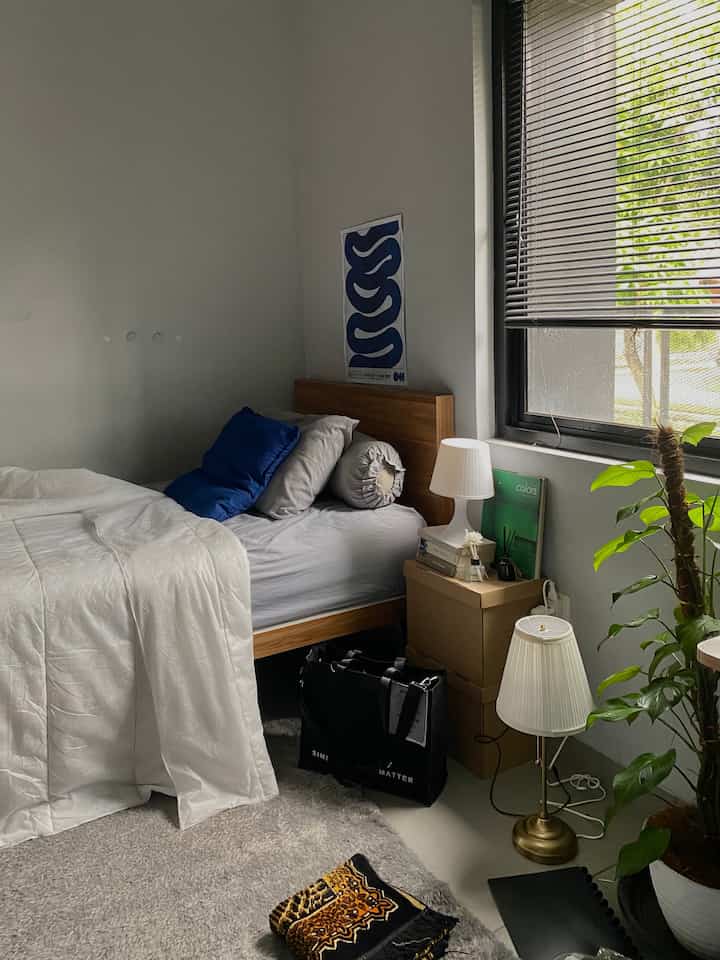 #labeloftones - bedroom design djourney

proses pencarian desain kamar yang sesuai dengan pemilik yang menyukai desain #midcenturymodern ini tidak dalam waktu singkat.
Proses dari mengukur ruangan, mencari inspirasi, memilih warna, material, hingga pencahayaan kami tuangkan dalam sketsa dan kemudian di wujudkan dalam desain 3D. Walaupun belum 100% sesuai dengan desain awal, kami harap kamar ini akan terus bertumbuh dewasa sejalan dengan ilmu yang kami dapatkan dari pengalaman kerja sebagai arsitek/interior desainer.

#myhomestory #myhomejourney #ceritarumahku #bedroomstory #bedroomdjourney #bedroomdesign #ceritadesainkamartidur