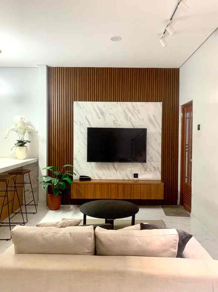 Sebuah rumah terkadang merupakan cara yang unik dan tak terduga untuk menemukannya. Kisah awal nasr.living, saat itu dicari berbagai informasi dan iklan yang mana lokasi paling ideal bagi kami. Akhirnya singkat cerita kami memutuskan untuk membeli rumah tua dan melakukan renovasi total, dan kebetulan lokasi rumah tersebut dekat dengan rumah orang tua kami.
#Kisah Rumahku
#Perjalanan Rumahku
#CeritaRumahku
#nasrliving