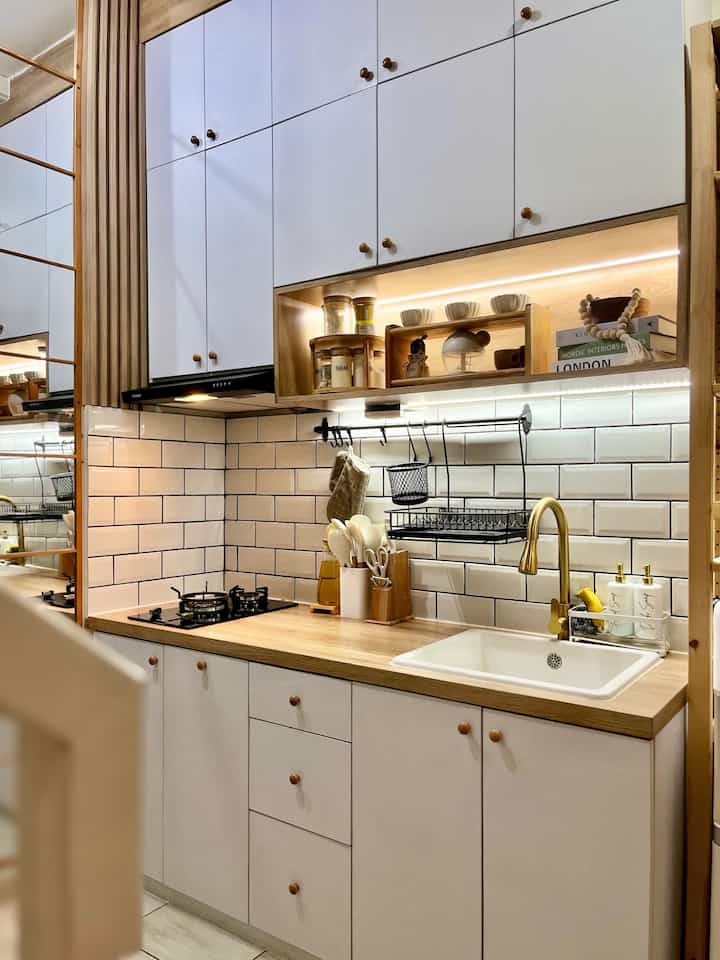 Jadi rumah kami adalah rumah cluster, secara garis besar layout rumah kami masih asli bawaan developer, hanya ada sedikit bagian yang kami ubah yaitu area dapur dan area tanah sisa di bagian belakang yang kami jadikan laundry area. 

#RumahCluster
#RumahMungil
#RumahKecil
#RumahDeveloper
#Bekasi
#CeritaRumah
