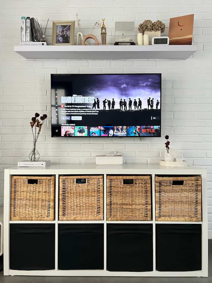 Rak tv yang bisa menyimpan banyak barang sehingga terlihat lebih rapi. 
#storage #raktv #livingroom #ruangkeluarga #lemariminimalis