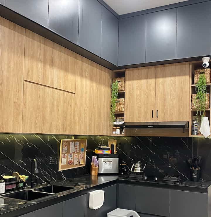 Dapur yang setiap hari harus bersih. Karena dapur hitam ini sama trickynya dengan dapur putih. Jadi kalo ada yg mikir “ah dapur hitam gak kliatan kotor” hmmm kata siapa? Hahahhaa. Apalagi kalo udah ada noda minyak ataupun salah teknik ngelap. Kelaaarr. Cemooong semua😭 #mykitchen #kitchen #blackandwood #blackkitchen #inspirasidapur #mydreamkitchen 
