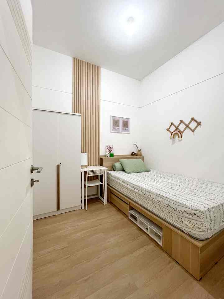 Inspirasi kamar tidur 2,5 x 2,5 meter..
Kamar ini masih polosan, dan rencananya aku masih ingin menambah dekorasi supaya lebih hidup, seperti mengganti walldecor (entah kenapa saat print warna yg harusnya cream hasilnya jadi ungu 😄), lalu aku juga ingin menambahkan artificial plants , ambalan, karpet, dan lighting

#bedroom #kamartidur #kamartiduranak #kamarmungil