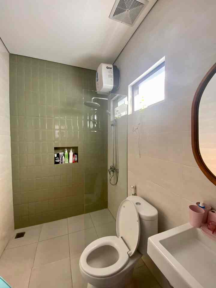 Kamar mandi di kamar tidur utama yang pada awalnya memenuhi ke BM-an biar ada ijo-ijonya 🍃

#InspirasiKamarMandi
#ToiletRoom
#Rumahjapandi
#RumahDeveloper
#KamarTidur
#Tropical