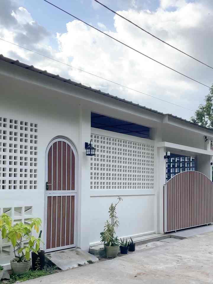 How we found this home?

Rumah subsidi type 36 ini dibeli oleh suami mba rimara sebelum kami menikah, jadi lokasi & rumahnya suami yg memilih.

Awalnya mba rimara kurang srek tinggal di daerah ini, karena letaknya di pinggiran kota dan sepi banget waktu awal kami mulai menempatinya.

Tapi mba rimara hanya bisa bersabar & bersyukur, karena bagaimanapun ini rumah pilihan suami, dan setelah kurleb 5 tahun kami menikah ada rezeki untuk merenovasi rumah.

Rumah ini direnovasi sesuai dengan keinginan mba rimara, tapi tetap dgn kesepakatan bersama.

Rumah ini memang sengaja didesain tertutup, karena menurut kami yg penting kenyamanan penghuninya dlm beraktifitas jauh dari pandangan orang luar yg lewat dan yg utama jg demi keamanan dari orang luar yg punya niat jahat.

Semoga menginspirasi 💕

#MyHomeStory #MyHomeJourney #CeritaRumahku #RumahSubsidi #RumahDeveloper #Pontianak #RumahMinimalis