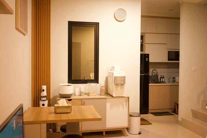 Salah satu area di rumah kita yang awal nya bingung bgt mau di jadiin apa. Yup, akhirnya kita jadiin sebagai mini pantry, buat nyimpen stock2 tissue, sabun, dll sekaligus jadi spot utk nyiapin breakfast suami. Krn posisinya deketan sama meja makan, biar abs disiapin langsung ditaro meja makan deh hehe :)

#mykitcheninspo
#mydreamdining
#homey
#comfyspot
#minimalistdiningroom