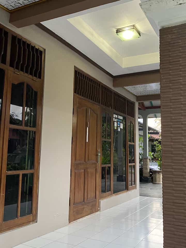 3jenis pintu di rumah ini;
Slide 1 pintu utama bahan kayu jati warna alami usianya puluhan tahun
Slide 2 pintu pvc kamar mandi warna putih
Slide 3 pintu 4 daun custom dengan sisi kaca bagian dalam dan full kayu bagian luar dapur 

#idepintu #inspirasipinturumah #rumahminimalis #vintage #pintupvc #doorinspiration 