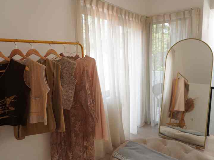 Ruangan di attic ini adalah ruangan yang masih sangat fleksibel. Untuk saat ini biasanya digunakan untuk try on outfit2. Karna pencahayaannya yg cukup, jadi semangat gitu kalau cobain bajuu disini serasa makin cantik ahaha😂

#RuangOutfit
#AtticIdeas
#RuanganMultifungsi
#RuangAttic
#Homedecor