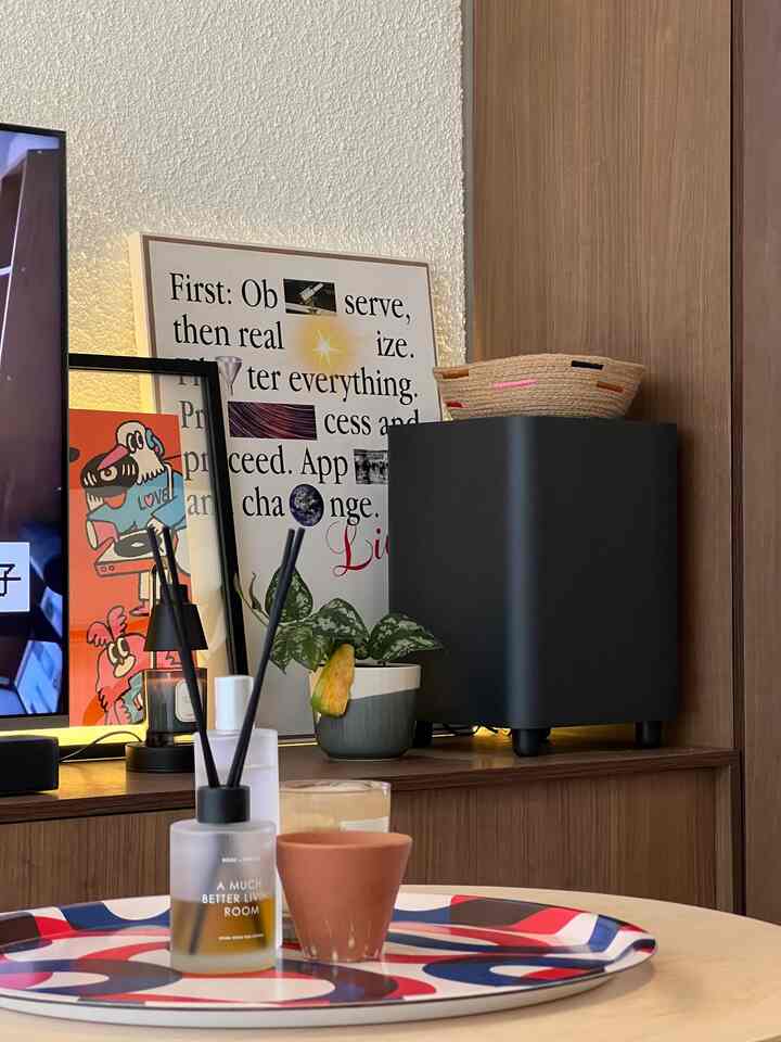 Pentingnya hiasan di rumah agar personality yang memiliki rumah bisa terlihat dan juga punya ciri khas yang membedakan dengan rumah lain. #UniqueDecoration #RoomInspiration #MidCenturyModern #ColorfulDecoration #DecorationInspiration