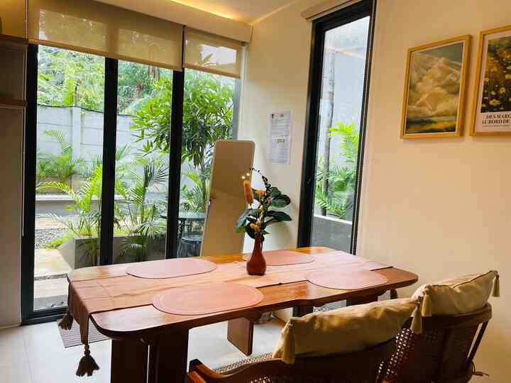 #myhomestory #myhomejourney #ceritaeumahku
Sengaja pilih rumah disini bukan tanpa alasan. Pastinya berawal dari suka sama arsitek dan desainnya. Pak Andra Matin. Kedua, unik fasadnya abu2. Rumah ideal bagiku adalah rumah yang nyaman dihuni, semua tata ruang pas, nyaman dilihat, terstruktur dan fungsional.