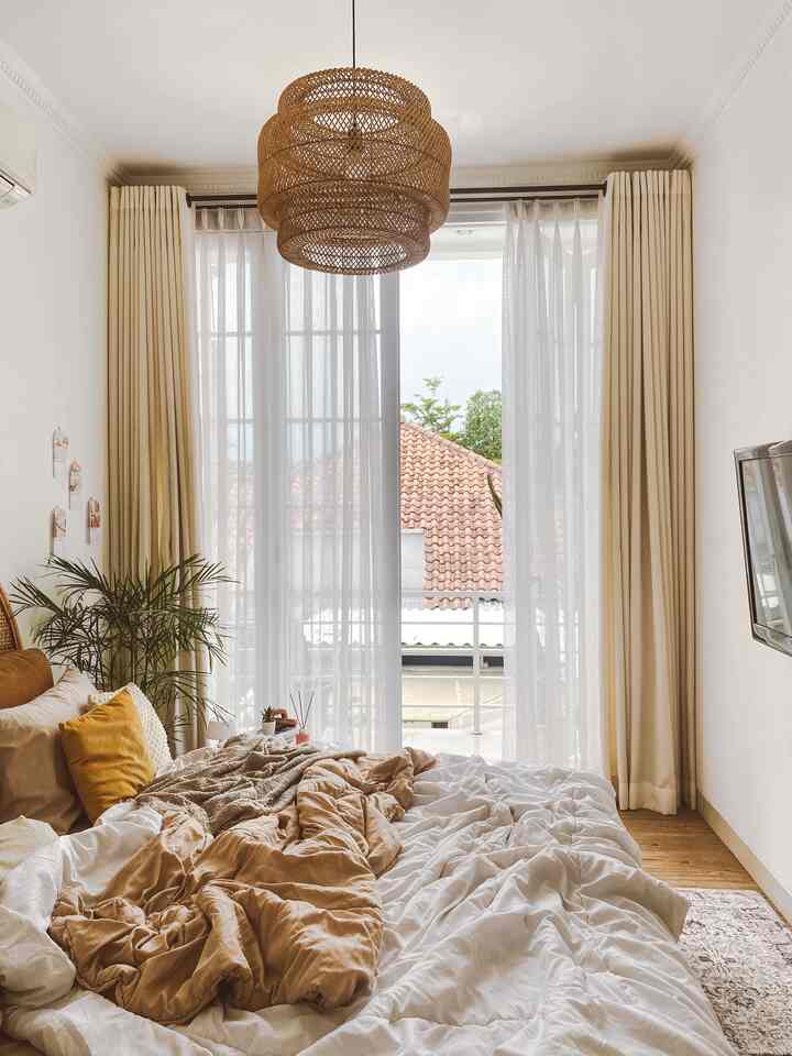 My Balcony View
—
lanjut dari cerita sebelumnya, inilah view dari balkon yang ada di bedroom, atap rumah orangtua kami 💛
—
beginilah rasanya punya rumah di belakang rumah orangtua, view nya ya atap rumah orangtua, karena kebetulan kamar kami memang menghadap ke belakang rumah bukan depan rumah
—
ga masalah yaa view nya genteng jadul punya orangtua, yang penting cahaya banyak masuk ke kamar, dan ada sirkulasi udara 
—
semoga menginspirasi
#BedroomIdeas
#NeutralDecor
#InspirasiKamar
#BohoStyle
#BedroomDecor
#Balkon
