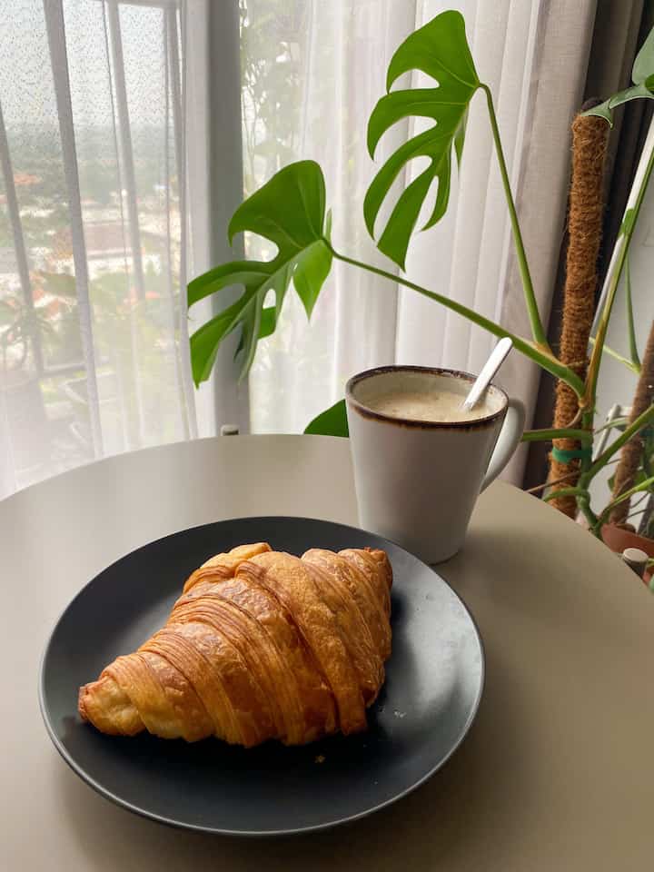 Melakukan ritual pagi hari: menikmati sarapan dan secangkir kopi, berolahraga sebentar, lalu melanjutkan aktivitas WFH. ☕️🏋️‍♂️💻

#WFHGaya Hidup
#Ritual Pagi #CoffeeRoutine #WorkoutMotivation #WFHLife #HealthyHabits