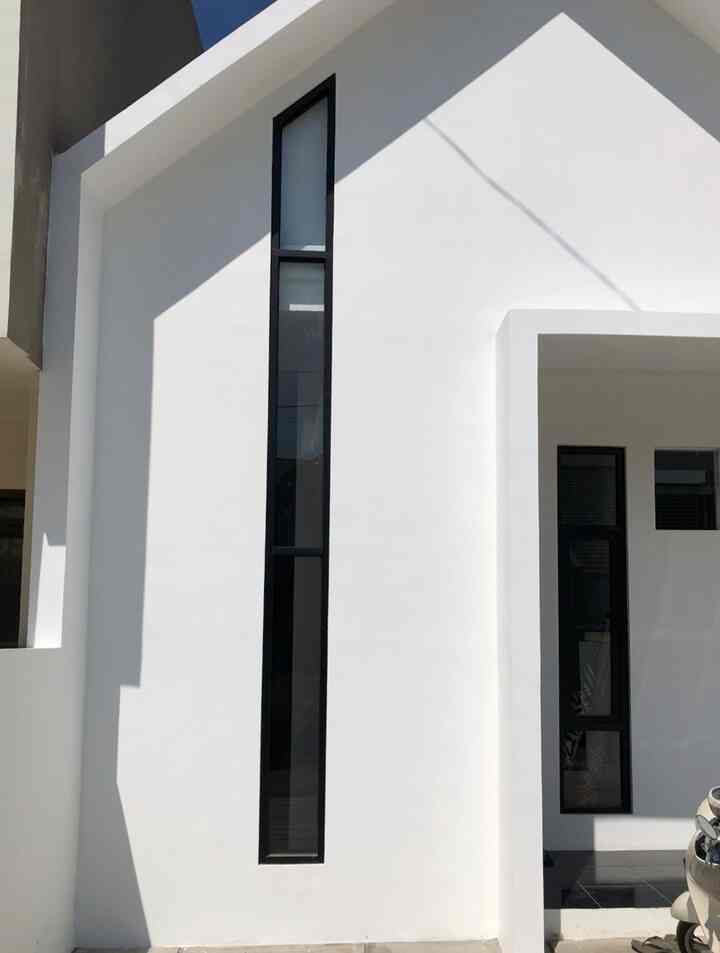 Yang paling dihindari justru jadi jodoh, itulah kalimat yang tepat buat kita berjodoh dengan rumah ini. Pada awalnya kita sangat menghindari rumah hadap utara tetapi malah jadi jodoh kita rumah hadap utara. Awalnya berpikir rumah hadap utara akan panas ternyata malah banyak cahaya yang membuat fasad jadi semakin hidup. Setelah ditempati rumah ini bertumbuh dan semakin terisi penuh sesuai dengan keinginan kita yaitu rumah dengan tone monochrome. Walaupun akan terus bertumbuh, rumah yang sesuai keinginan penghuni dan bisa memenuhi kebutuhan penghuni adalah rumah yang cukup ideal.

#MyHomeStory #MyHomeJourney #CeritaRumahku #MonochromeHome #HouseDesign #RumahLowBudget #Bandung
