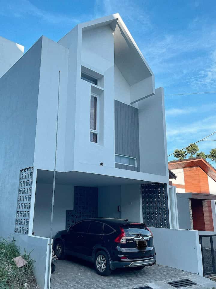 Proses mencari rumah ini berawal dari ingin menetap disuatu kota, biar ga pindah-pindah lagi.
Krn saat itu tinggal dipulau kalimantan, kita bermimpi menetap dipulau jawa, terutama di lembang, krn udaranya yg dingin.
Jadi cari lewat internet, dan baru survey ketika lagi liburan, dan berjodohlah dengan rumah ini. 
Awalnya hanya beli kavlingan saja baru dibangun ketika kami pindah kesini.
Karena ini dibangun dari awal, semua pasti berubah total, dari tanah menjadi rumah. Kami memutuskan memakai arsitek agar semua ruang bisa termaksimalkan penggunaannya.
Untuk dekorasi ruang, pelan-pelan aja berjalan dgn melihat inspirasi dari tetangga online.
Rumah ideal menurut kami, semua penghuni memiliki ruang, anak2 masing2 diberi kamar tidur agar memiliki privasi masing-masing. 
#MyHomeStory
#MyHomeJourney
#CeritaRumahku
#ScandinavianHome
#ScandinavianDesign
#SplitLevelHouse