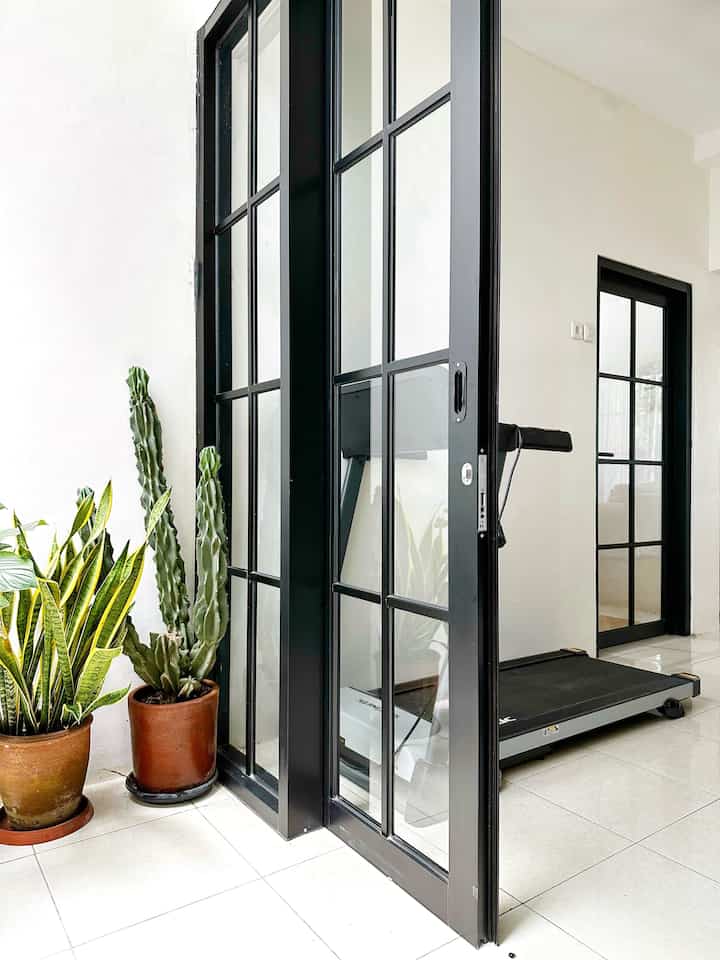 Area koridor di rumah kami memiliki ukuran 2.5m x 10m. Di salah satu area koridor tersebut kami letakan treadmill. 

#areaolahraga
#ruanganolahraga
#spotolahraga
#rumahminumalis
#pintugeser
