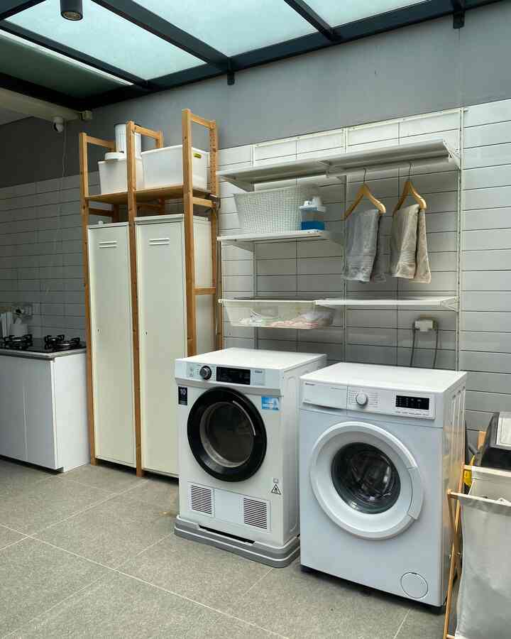Area outdoor Ofuro yg akhirnya kita renov supaya nyambung dgn dapur semi outdoor! Jadi area laundry ini sebelumnya adalah area taman outdoor. Karena kebutuhan kita utk punya area service, akhirnya kita memutuskan utk tutup sebagian area outdoor dan bikin area semi outdoor yg agak luas❤️ 
#japandi #laundryroom #kitchen #semioutdoor #areaservice #minimalisthomeinspo 