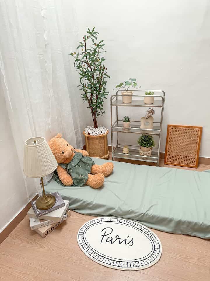 Rumah aku ini 1 seperempat lantai. Lantai atas dengan luas 3 x 3 ku gunakan dan didekor sebagai ruang studio konten yang ku dekor dengan berbagai tema seperti kamar tidur, meja kerja / meja belajar, mini coffee corner, dan sebagainya 🫶🏻

#myhomestory #myhomejourney #ceritarumahku #room #roomdecor #studiodecor #bedroom #desktour #workdesk 