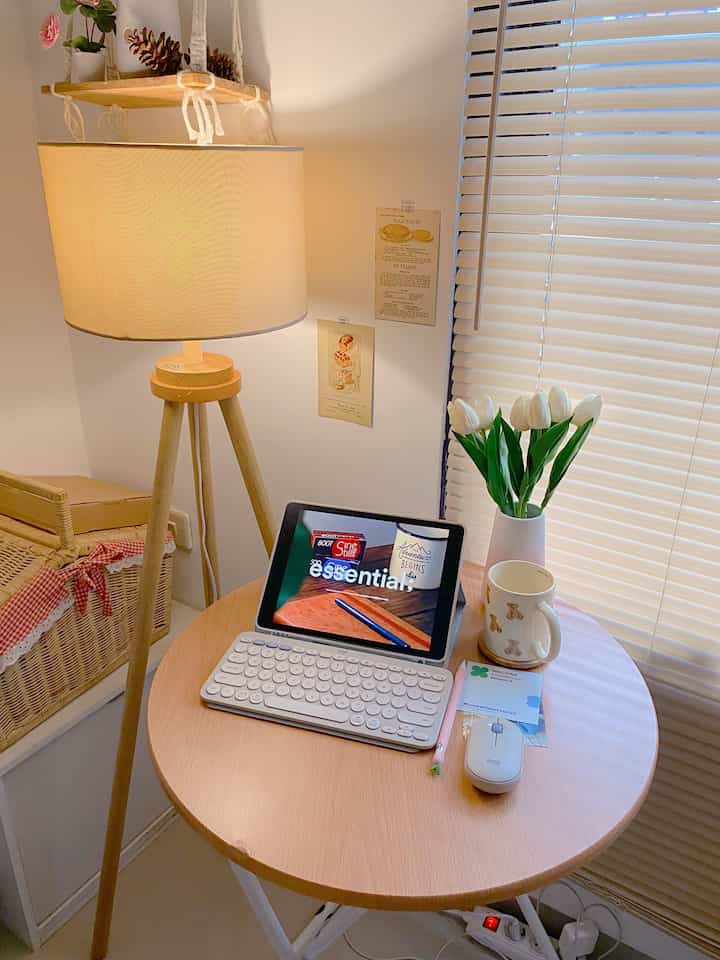 Sebenernya meja ini diperuntukkan sebagai meja makan. Tapi seringkali jika butuh suasana baru aku suka pakai jadi meja kerja 🥰✨

#homeoffice #mejakerja #mejalipat #decorlowbudget #jakarta #aparthouse #rumahmungil #28m2 #koreanstyle 