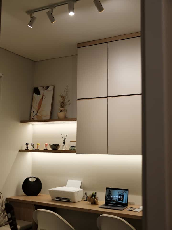 Suasana malam di home office,
Gak terlalu besar tapi cukup buat kami.
Sekarang jadi ruang fav kami.

Biar punya suasana beda,
Kami sengaja pilih interior warna lain.
Yakni abu, dan cream tapi tetap ada sedikit sentuhan warna oak

#HomeOffice #InspirasiHomeOffice #JapandiHomeOffice #JapandiHouse #RumahCluster 
