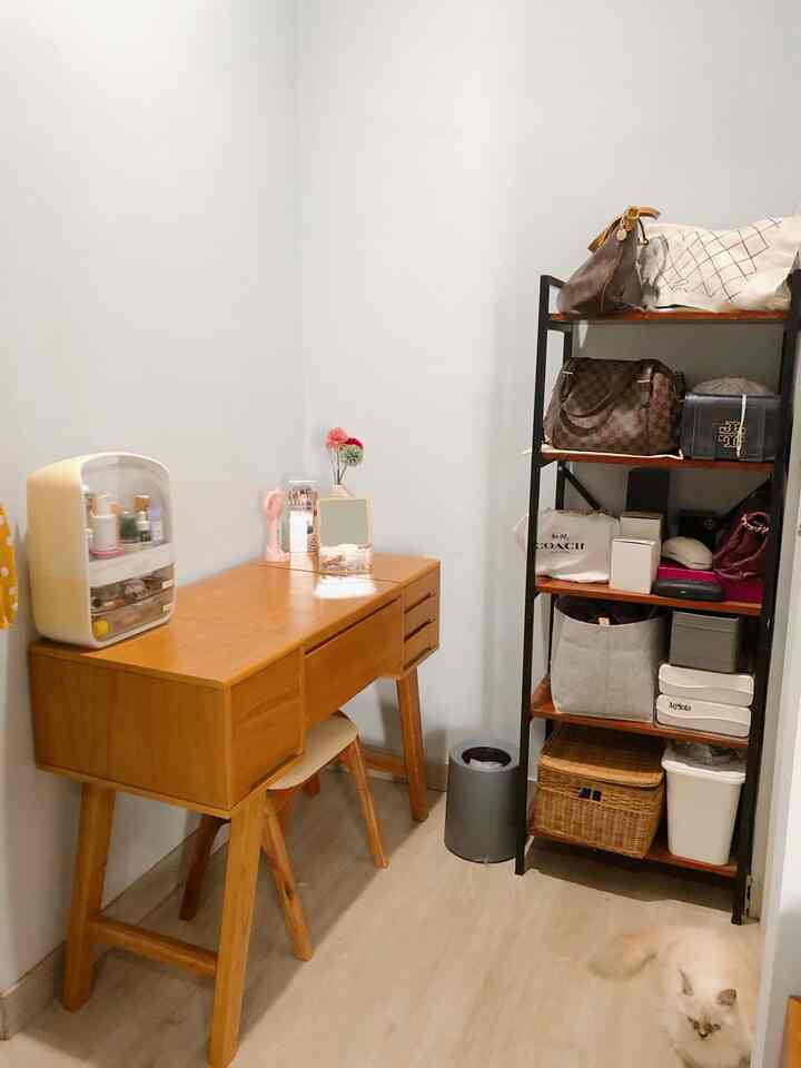 Beginilah penampakan meja rias sekaligus meja kerja di rumahku


#workingroom #ruangkerja #powderroom #ruangdandan #mejariasjati #jepara