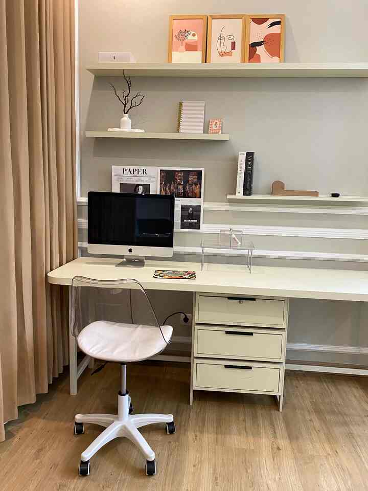 Ruang kerja ini sekaligus mini studio di rumah, kadang dibuat ruang tamu juga ☺️
Pokok nya multifungsi di room ini, awal ini ini hanya ruangan kosong yang di jadikan gudang penyimpanan akhirnya di sulap jadi ruangan kerja seperti ini.

#RuangKerja
#WorkingDesk
#Scandinavian
#InspirasiRuangKerja
#minimalis 