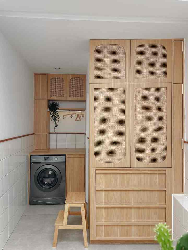 Area service + laundry merupakan ruangan dalam rumah yang paling berpotensi tidak tertata dan kurang enak dilihat karena fungsinya menampung perkakas rumah tangga serta alat kebersihan lainnya.

Solusinya, kami membuat kabinet untuk mengorganize seluruh barang yang akan kami simpan didalamnya agar semua tersimpan rapi sesuai list kategori barang yang sebelumnya sudah dibuat untuk kebutuhan desain kabinet.

Keberadaan kabinet juga membantu mempermudah flow dalam aktivitas laundry, jadi selain menambah nilai estetika ruangan, kabinetb juga membuat ruangan bisa fungsi maksimal sesuai peruntukkannya✅

#laundryroomideas #laundryroominspo #laundryroomdesign #laundryroomhacks #organisasipenyimpanan #organisasipenyimpanan 
