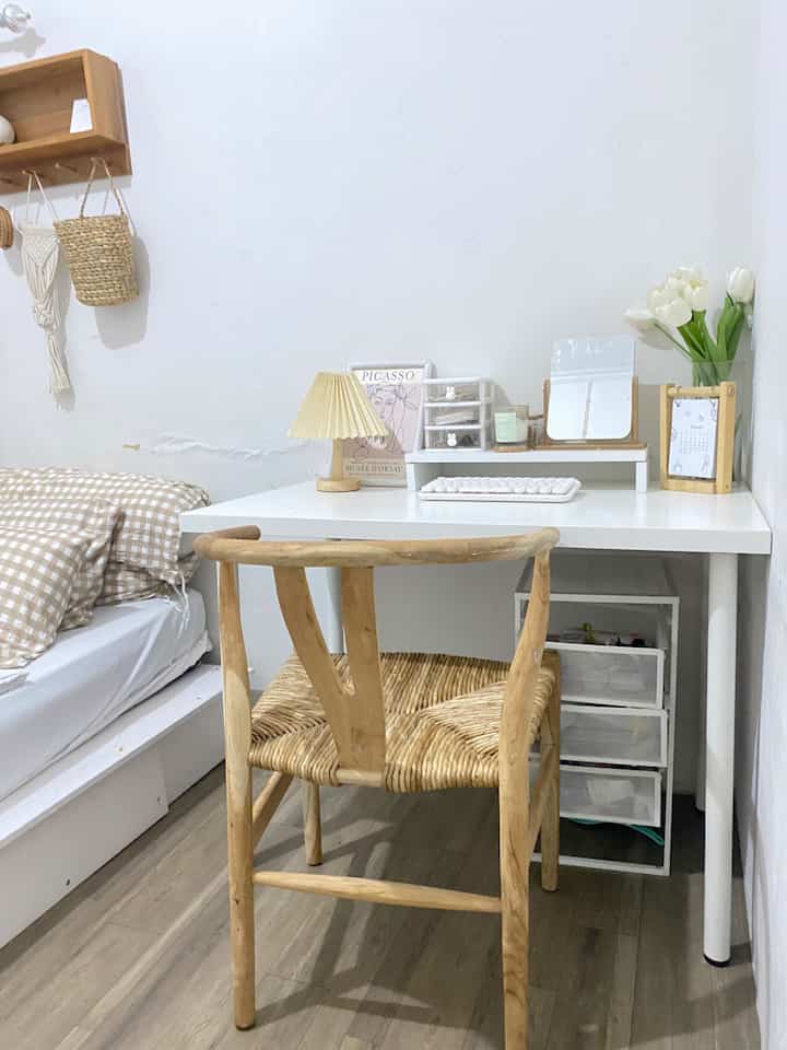Meja kerja dan meja rias yg gabung jadi satu di kamar mungil ukuran 2,7m x2,7m. Aku disini meja belajarnya pake dari meja linnmon ikea dan ditambah kursi aesthetic dari kayu jati. Meskipun simple tapi bikin aku produktif klo duduk disitu lama lama karna harus mengerjakan lemburan kerjaan ☺️☺️
#mejakerja #minimalis #dekorasimejakerja #inspirasimejakerja #rumahdinas #rumahpedesaan #rumahmungil