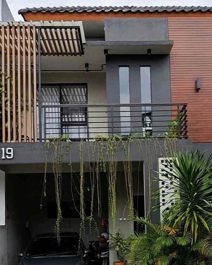 Fasad Rumah ‘Bukan’ Korea :)

* slide 1; fasad rumah tampak depan 
kenapa pilih cat dinding fasad warna gelap?lgi pgn explore aj, klo biasa rumah warna fasadnya putih, gimana klo hitam & tnyata aku sukak. ini pakai cat jotun warna black carbon
* slide 2; tampilan fasad rumah, angle dari bawah jdi kliatan sisi kanan kirinya. biar warna hitamnya lbh out stand dimixed sama unsur kekayuan tapi ini aslinya bukan kayu ya 
* slide 3&6; fasad rumah sebelum pasang pagar & kanopi di teras balkon atas. diputuskan menggunakan pagar & kanopi selain biar lebih aman (kuatir anak2 main di balkon) & biar cipratan air hujan ga kena ke jendela kamar
* slide 4&5; proses pemasangan kanopi
kanopi & pagar menggunakan material holo galvanis sedang utk dekorasinya & biar match sama wallpanel pada dinding fasad, diberi sentuhan wpc kayu dari Duma 

Semoga menginspirasi


#facadestyle #idefasad #inspirasifasad #homestagram #industrialstyle #renaiput
