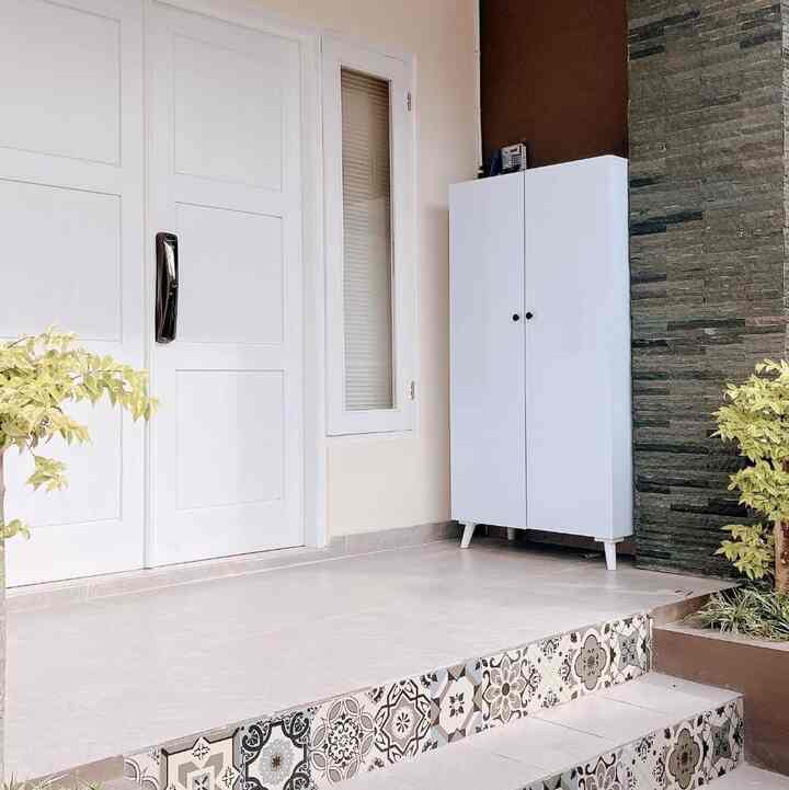 Rumah Danisa tidak memiliki ruangan kebersihan khusus, maupun gudang, solusinya dengan memilih untuk memakai lemari kebersihan ini untuk menyimpan printilan yang berkaitan dengan kebersihan dan ditempatkan dibagian teras rumah
#Lemaripenyimpanankayu 