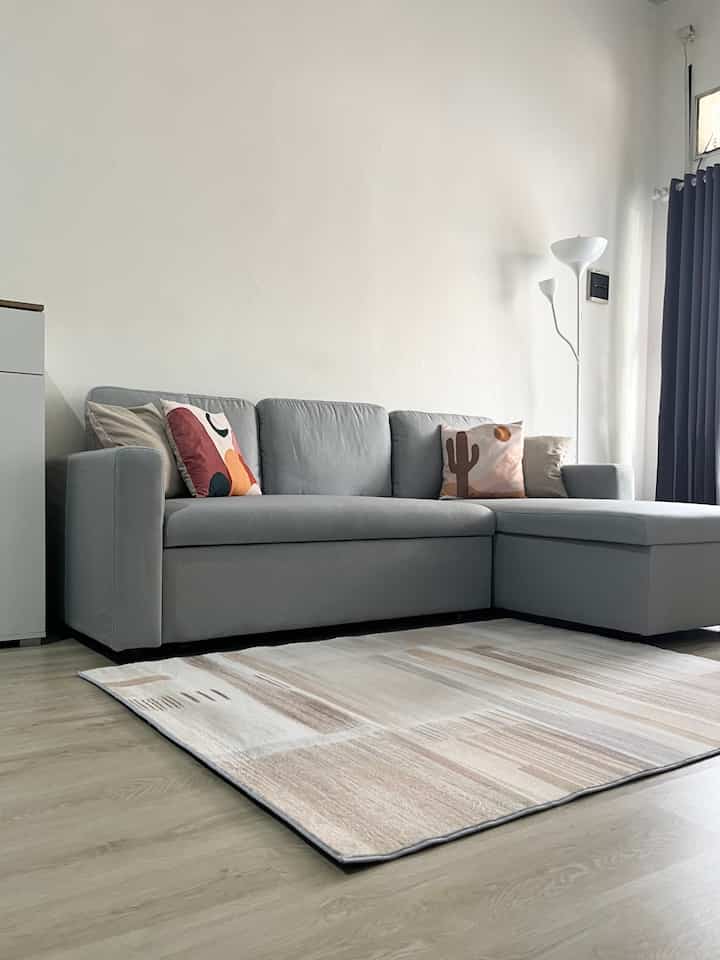 このミニマルなリビング ルームは、さまざまなアクティビティに最も頻繁に使用される場所です。ただおしゃべりしたり、ソファで携帯電話をいじったり、テレビを見ながらくつろいだりしながら軽食を楽しんだりできます。 😄
より快適にお過ごしいただくために、ソファと床の色に合わせてカーペットを追加しました。カーペットを敷く前と使った後では、雰囲気がかなり変わりますよね。 😆🫶🏻

⁠ #LivingRoomStyle
#リビングルームのアイデア
#リビングルームインスピレーション