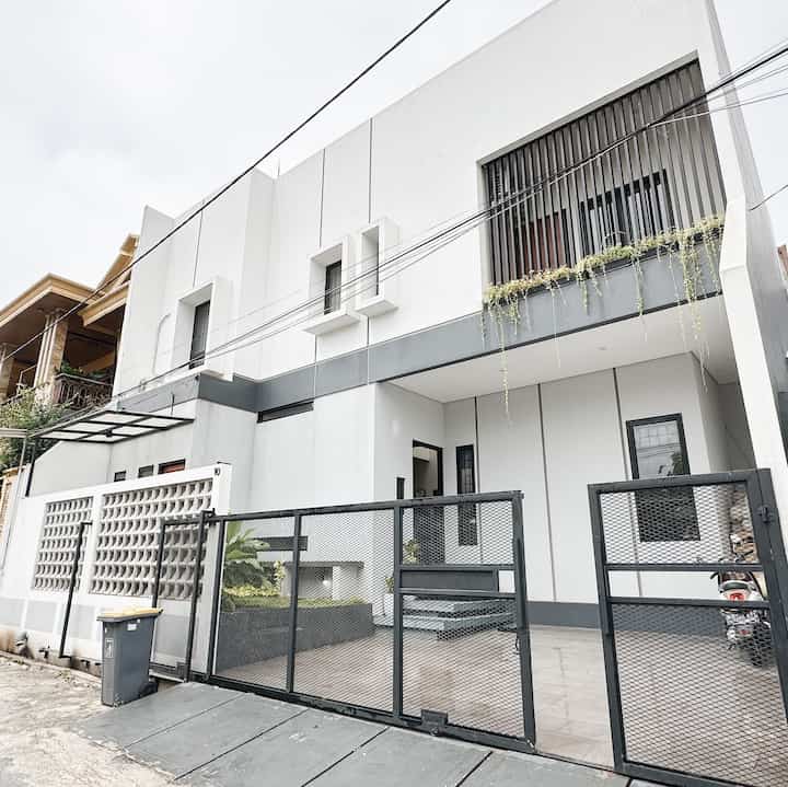 Hai semua! 
Selamat datang di casaaksadaru. Ciri khas casaaksadaru memiliki fasad bergaya industrial dengan banyak bukaan cahaya dan fasad yang tinggi serta dengan pagar besi hollow bernuansa hitam. 
Salah satu mimpi kami punya rumah dengan ventilasi udara cukup, sinar melimpah dan plafon rumah yang tinggi. Sehingga rumah terasa lega dan terang. :) 

#FacadeStyle
#IdeFasad
#InspirasiFasad
#casaaksadaru