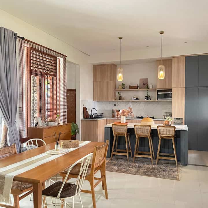 @kns.living story 🧡
-
Rumah ini sengaja aku bangun dengan concept open space, memang sejak awal tidak banyak sekat yang membedakan antara ruangan satu dengan yang lainnya. Selain itu, rumah ini adalah rumah tumbuh karena aku interior rumah ini di renov sesuai dengan kebutuhan ku ✨ Aku lebih suka rumah dengan bukaan jendela yang besar, karena membuat ruang terbatas terlihat lebih luas. Gmn dengan rumah mu? ☺️
-
#KNSLiving
#MyHouseJourney
#MyHomeStory
#MyHomeJourney
#CeritaRumahku
#VillaBaliInspired
#OpenSpaceHouse