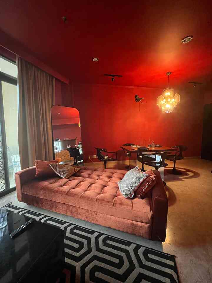 Rumah ini dibangun dan didekorasi dengan mempertimbangkan malam hari, tetapi kali ini saya bangun lebih awal dan beginilah tampilannya di siang hari ☀️

Ruang tamu ini adalah tempat saya menghabiskan sebagian besar waktu saya di rumah, jadi tujuan saya adalah menciptakan rasa kehangatan, gairah, dan intensitas yang menyelimuti melalui warna dan tekstur. Pekerjaan sedang berlangsung!

#livingroomstyle #idelivingroom #inspirasilivingroom